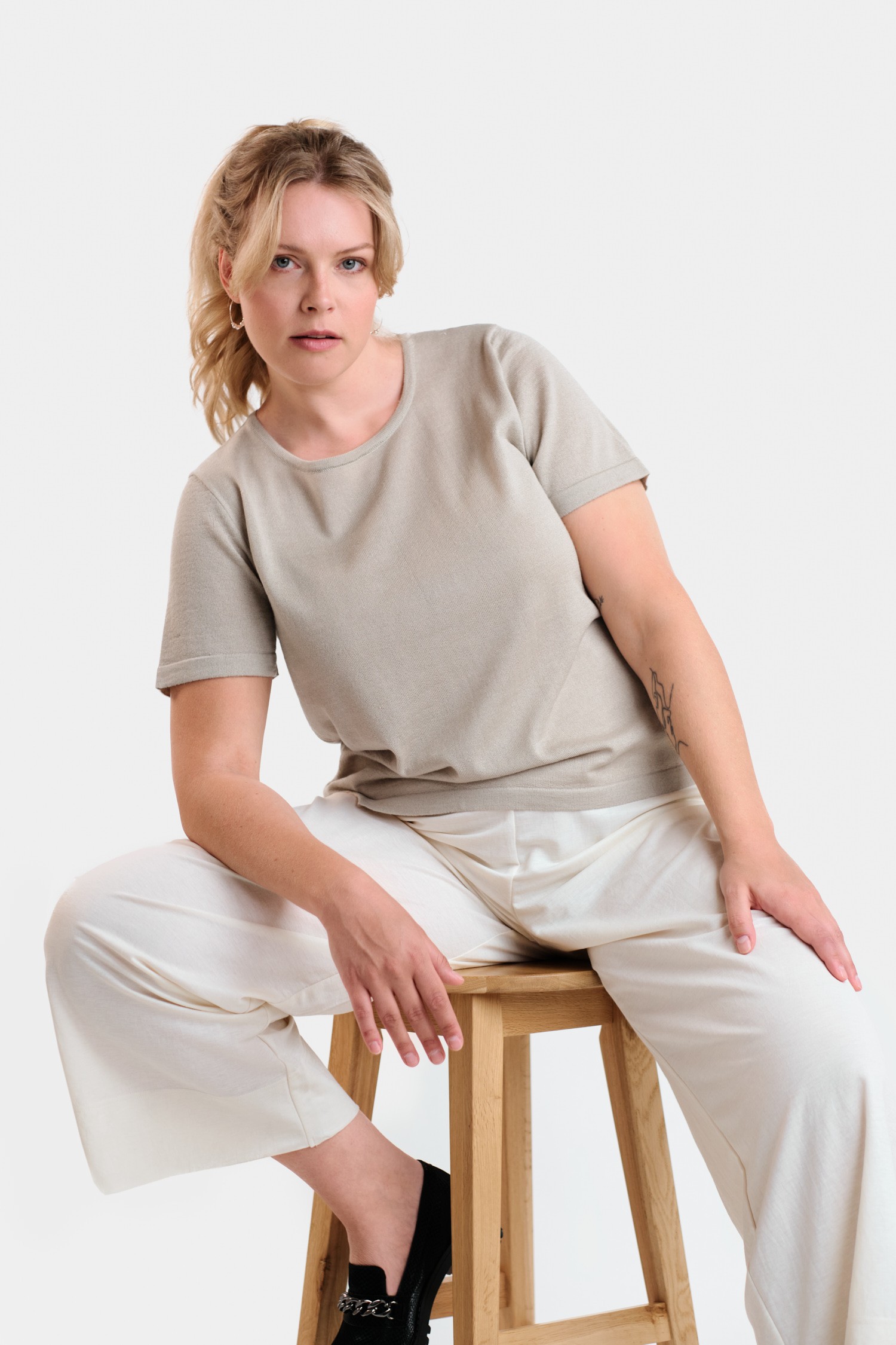 SIMPLE knit T-shirt, cold beige